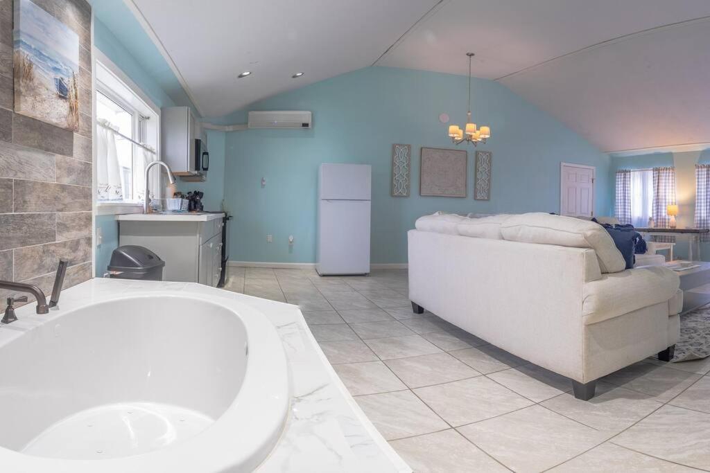 Elegant Jacuzzi Suite Hancock Exterior foto